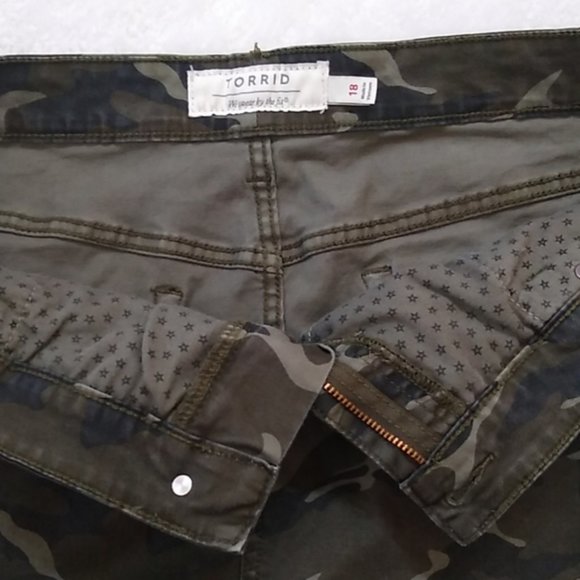 Torrid Camouflage Twill Women's Mini Skirt sz 18 - Picture 4 of 8